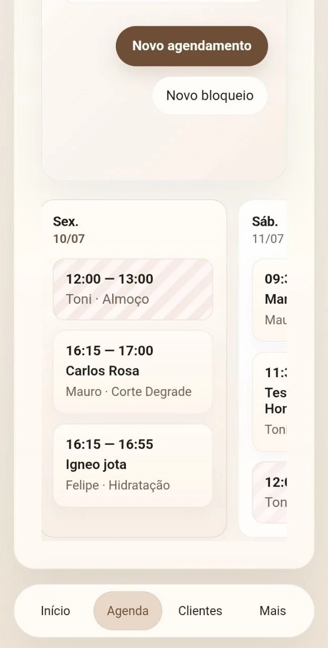 Agenda semanal com horários, bloqueios e atendimentos